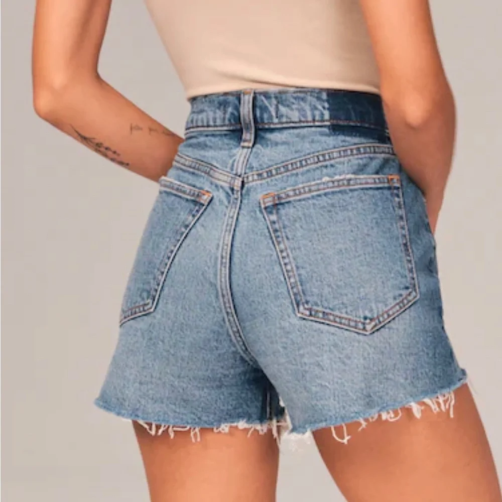 Abercrombie & Fitch Mom Short High Rise Ripped - Picture 2 of 4